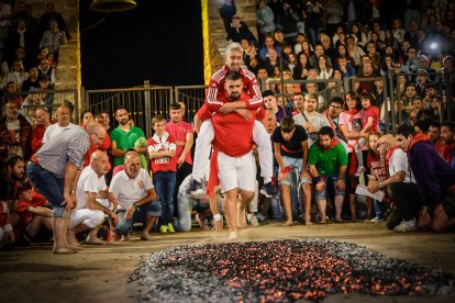 21 valientes pisan fuerte sobre la hoguera de San Pedro Manrique.