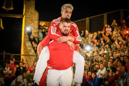 21 valientes pisan fuerte sobre la hoguera de San Pedro Manrique.