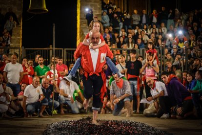 21 valientes pisan fuerte sobre la hoguera de San Pedro Manrique.