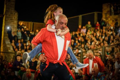21 valientes pisan fuerte sobre la hoguera de San Pedro Manrique.