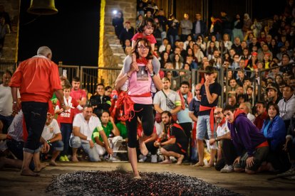 21 valientes pisan fuerte sobre la hoguera de San Pedro Manrique.