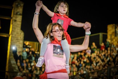 21 valientes pisan fuerte sobre la hoguera de San Pedro Manrique.