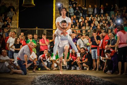 21 valientes pisan fuerte sobre la hoguera de San Pedro Manrique.