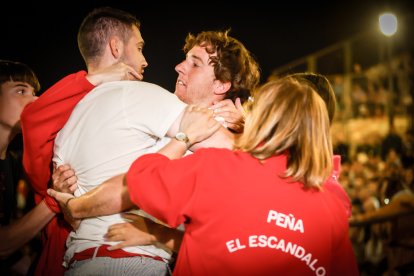 21 valientes pisan fuerte sobre la hoguera de San Pedro Manrique.