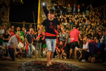 21 valientes pisan fuerte sobre la hoguera de San Pedro Manrique.