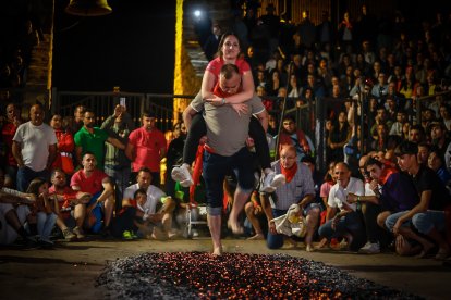 21 valientes pisan fuerte sobre la hoguera de San Pedro Manrique.