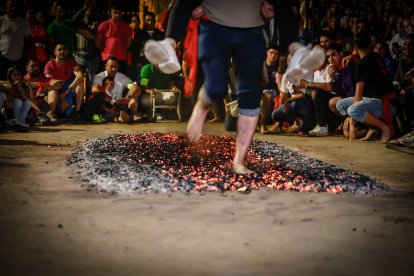 21 valientes pisan fuerte sobre la hoguera de San Pedro Manrique.