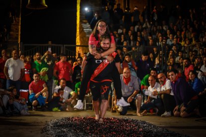 21 valientes pisan fuerte sobre la hoguera de San Pedro Manrique.