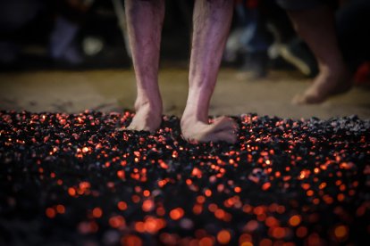 21 valientes pisan fuerte sobre la hoguera de San Pedro Manrique.