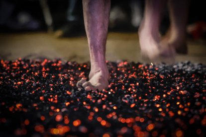 21 valientes pisan fuerte sobre la hoguera de San Pedro Manrique.