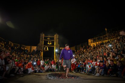 21 valientes pisan fuerte sobre la hoguera de San Pedro Manrique.