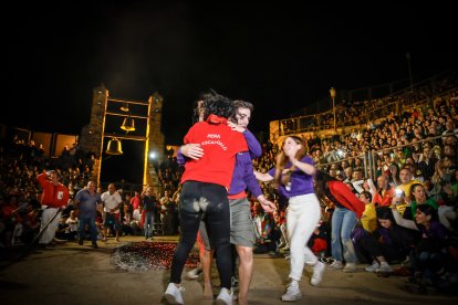 21 valientes pisan fuerte sobre la hoguera de San Pedro Manrique.