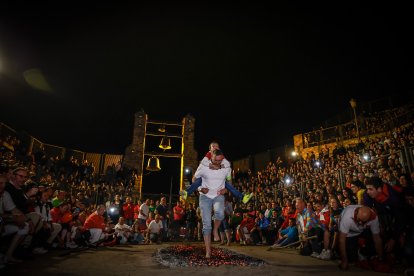 21 valientes pisan fuerte sobre la hoguera de San Pedro Manrique.
