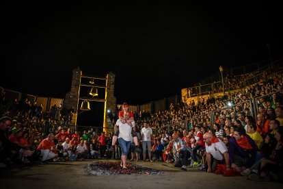 21 valientes pisan fuerte sobre la hoguera de San Pedro Manrique.