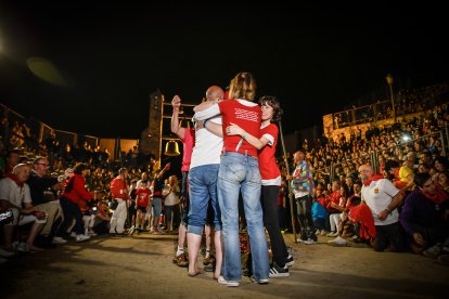 21 valientes pisan fuerte sobre la hoguera de San Pedro Manrique.