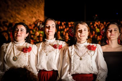 21 valientes pisan fuerte sobre la hoguera de San Pedro Manrique.