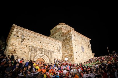 21 valientes pisan fuerte sobre la hoguera de San Pedro Manrique.