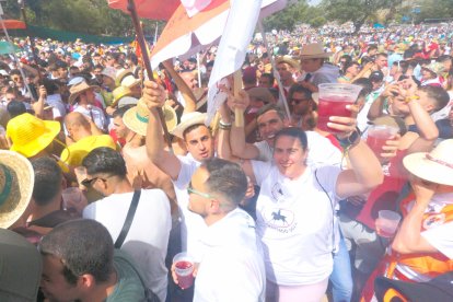 Sanjuaneros en Valonsadero poco antes de la salida de la Saca.