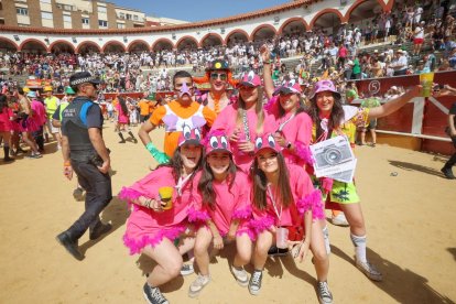 Un grupo en el coso taurino.
