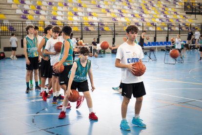 Varios alumnos durante un ejercicio.