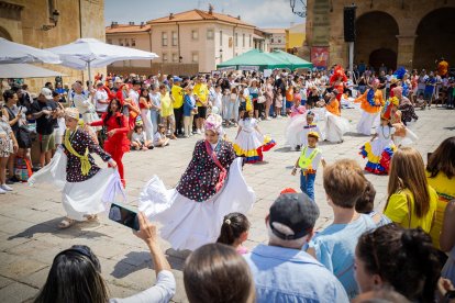Una gran celebración con bailes, música, gastronomía y tradiciónes.