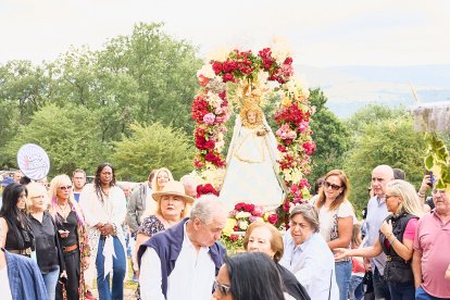 La romería tradicionalmente se hace andando, en bici, caballo o coche, aunque la mayoría prefiere ir a pie.