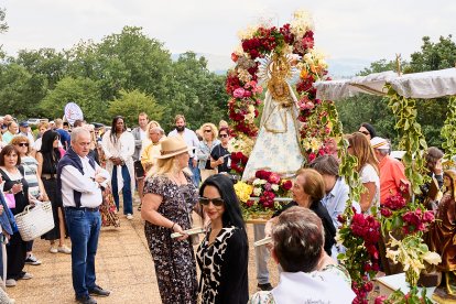 La romería tradicionalmente se hace andando, en bici, caballo o coche, aunque la mayoría prefiere ir a pie.
