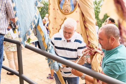 La romería tradicionalmente se hace andando, en bici, caballo o coche, aunque la mayoría prefiere ir a pie.