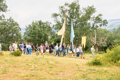 La romería tradicionalmente se hace andando, en bici, caballo o coche, aunque la mayoría prefiere ir a pie.