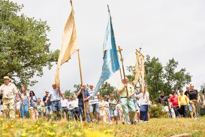 La romería tradicionalmente se hace andando, en bici, caballo o coche, aunque la mayoría prefiere ir a pie.