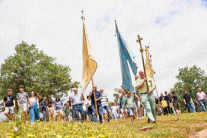 La romería tradicionalmente se hace andando, en bici, caballo o coche, aunque la mayoría prefiere ir a pie.