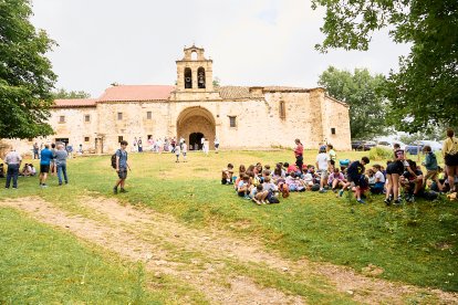 La romería tradicionalmente se hace andando, en bici, caballo o coche, aunque la mayoría prefiere ir a pie.