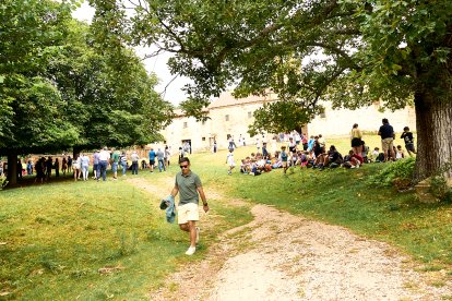 La romería tradicionalmente se hace andando, en bici, caballo o coche, aunque la mayoría prefiere ir a pie.