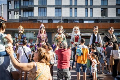 El público infantil disfruta del primer día de cabezudos de este verano.