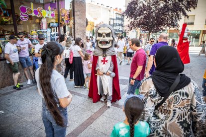 El público infantil disfruta del primer día de cabezudos de este verano.