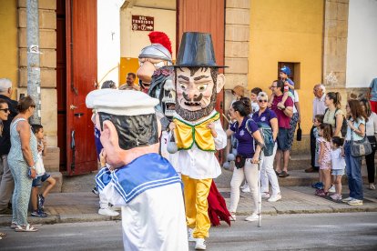 El público infantil disfruta del primer día de cabezudos de este verano.