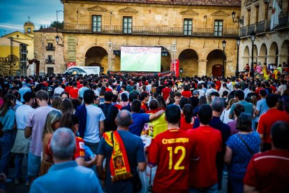 Los sorianos vibran con la selección en la primera parte de la semifinal.