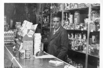 Tienda Ultramarinos Manuel Ruiz en la Plaza Ramón Benito Aceña (Plaza de Herradores) en 1950
