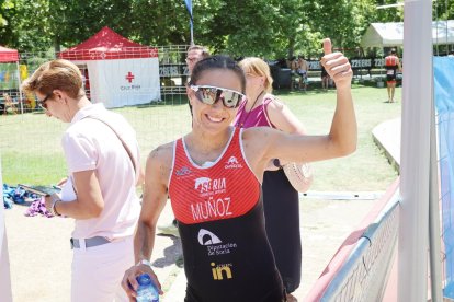 Marina Muñoz celebra su oro en triatlón cross.