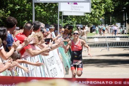 Marina Muñoz saludando a los aficionados antes de entrar en meta como campeona.