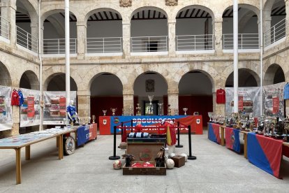 Trofeos, camisetas, botas, recortes de prensa y otros elementos de la historia del club