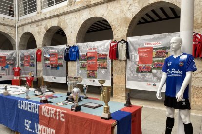 Trofeos, camisetas, botas, recortes de prensa y otros elementos de la historia del club