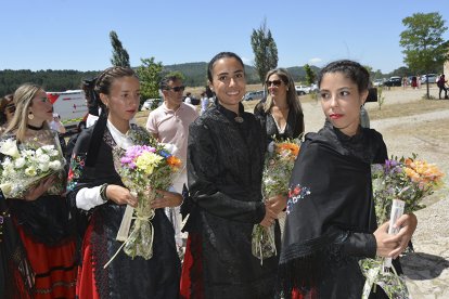 Jóvenes que participaron en la ofrenda a la Virgen de la Blanca.
