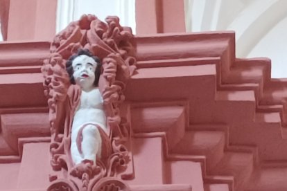 Imagen tras la intervención, con el pelo, cejas y ojos negros y labios rojos.