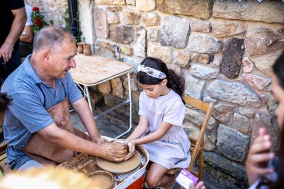Demostración de folclore de países latinoamericanos en El Royo.
