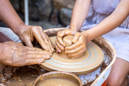 Demostración de folclore de países latinoamericanos en El Royo.