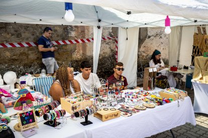 Demostración de folclore de países latinoamericanos en El Royo.