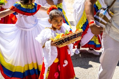Demostración de folclore de países latinoamericanos en El Royo.