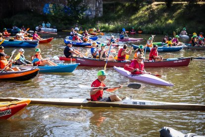 Cerca de 200 participantes se han sumado a la ya tradicional travesía Soria-Los Rábanos en piragua.
