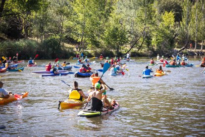 Cerca de 200 participantes se han sumado a la ya tradicional travesía Soria-Los Rábanos en piragua.